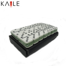 Fertigen Sie weißes Domino-Spiel-Set mit lederner Box besonders an
